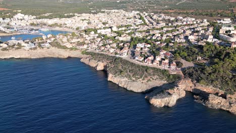 Atemberaubender-Überblick-über-Die-Stadt-Porto-Cristo-In-Der-Nähe-Der-Küste-Tagsüber-Auf-Mallorca,-Spanien