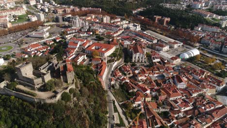 Leiria-Schloss,-Umgeben-Von-Der-Historischen-Luftaufnahme-Der-Stadt-Leiria