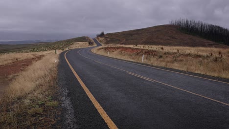 Caminos-Rurales-En-La-Región-De-Nueva-Gales-Del-Sur-En-Un-Día-Lluvioso-Y-Nublado