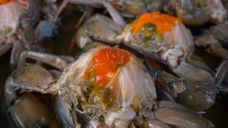 Roher-Krabben-Sashimi-Mit-Eigelb,-Gewürzter-Rezept-Küchendokumentarfilm-Auf-Dem-Asiatischen-Straßen-Meeresfrüchtemarkt