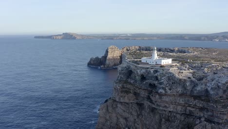 Riesige-Klippen-Auf-Der-Insel-Menorca-Zeigen-Die-Ausmaße-Des-Leuchtturms-Von-Cavalleria