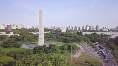 Monumento-Al-Obelisco-En-Sao-Paulo-Con-Mucho-Tráfico:-Imágenes-Aéreas-De-Drones-Del-Famoso-Monumento-De-Brasil