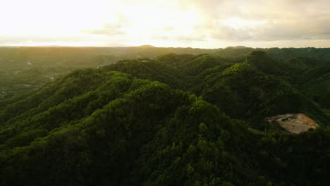 Hermosa-Puesta-De-Sol-Dorada-Sobre-Colinas-Verdes-En-Mandalika,-Kuta,-Lombok