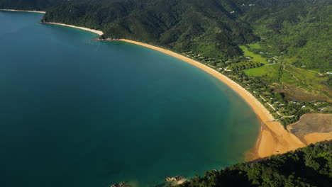 Hermosa-Playa-Natural-Larga-Totaranui-En-Nueva-Zelanda,-órbita-Aérea-Lenta-De-Drones