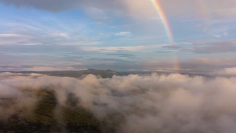 Doppelter-Regenbogen-über-Den-Wolken-In-Costa-Rica