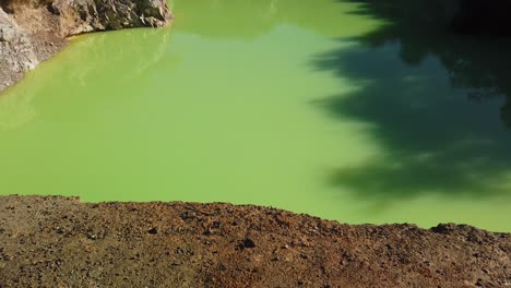 Grüngelbes-Schwefelseewasser-Im-Geothermiereservat,-Nordinsel,-Neuseeland