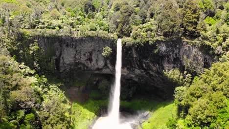 Aerial-pull-back-of-a-scenic-watterfall