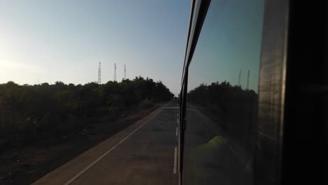 Viajando-De-Mumbai-A-Malvan-Vista-Panorámica-Desde-La-Ventana-Del-Autobús-Al-Atardecer