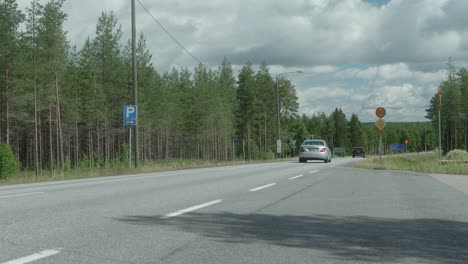 Verkehr-Auf-Dem-Land-In-Finnland,-In-Der-Nähe-Von-Kyyjärvi,-Sonniger-Tag,-Vorbeifahrende-Autos