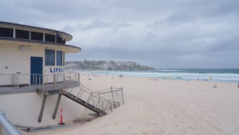 Timelapse-De-4k-Del-Popular-Destino-Turístico-Bondi-Beach,-Sydney,-Australia,-Desde-La-Plataforma-De-La-Torre-De-Salvavidas