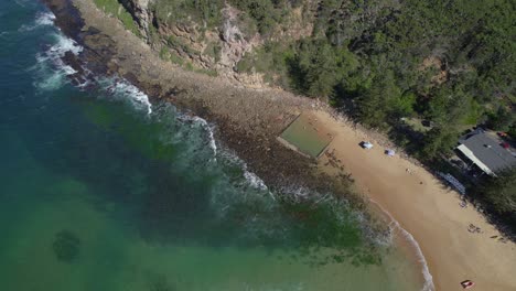 Gente-Nadando-En-La-Piscina-De-Roca-Macmasters-Beach-En-Verano