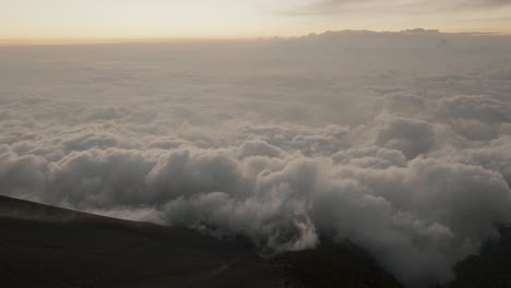 Mar-De-Nubes-Alrededor-Del-Volcán-De-Fuego-Al-Atardecer-En-Guatemala