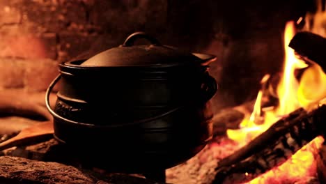 Südafrikanischer-Potjie-Topf,-Der-Auf-Dem-Feuer-Kocht