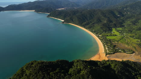 Vista-Aérea-De-La-Playa-De-Tōtaranui-Parque-Nacional-Abel-Tasman-Nueva-Zelanda-Paisaje-Natural-Prístino-Con-Playa-Dorada-Y-Destino-De-Vacaciones-De-Viaje-Forestal
