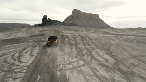 Thrilling-SUV-off-road-wild-drive-at-Factory-Butte,-Utah