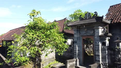 Traditionelle-Hausarchitektur-Eines-Balinesischen-Dorfes-An-Einem-Sommertag,-Klarer-Blauer-Himmel