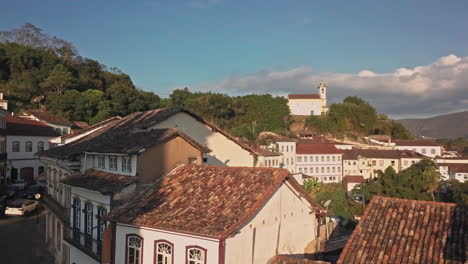 Luftaufnahme-über-Dem-UNESCO-Weltkulturerbe-Ouro-Preto,-Brasilien