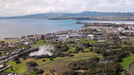 Hermoso-Paisaje-Urbano-Aéreo-De-La-Ciudad-De-Rotorua-Frente-Al-Lago