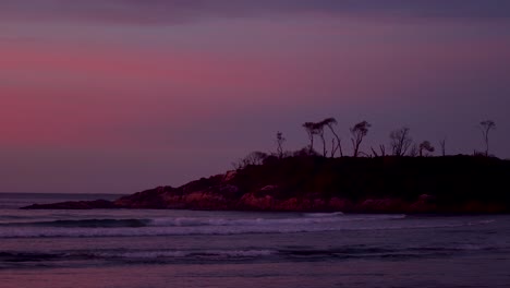 Eine-Insel-An-Einem-Abgelegenen-Teil-Der-Küste-Von-Victoria-Im-Frühen-Morgenrosa-Des-Sonnenaufgangs