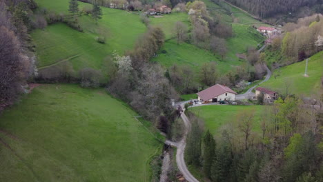 Idyllische-Landhäuser-Im-Grünen-Flusstal-Im-Baskenland-In-Spanien
