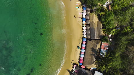 Aerial-view-above-the-Carrizalillo-beach-in-sunny-Puerto-Escondido,-Mexico---overhead,-drone-shot
