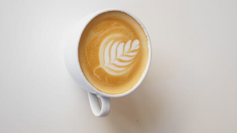 4K-VERTICAL,-Coffee-Stir-Reverse-Effect-to-Reveal-Milk-Design,-Close-Up
