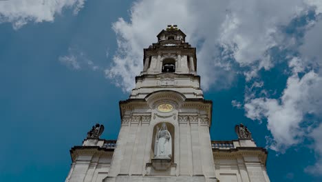 Santuario-De-Fátima,-Basílica-De-Nuestra-Señora-Del-Rosario,-Portugal-Con-Cielo-Azul-Con-Algunas-Nubes-En-El-Fondo