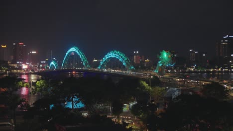 Farbenfroher-Nachtzeitraffer-Der-Ikonischen-Drachenbrücke-Cau-Rong,-Des-Verkehrs-Und-Der-Skyline-Während-Des-Sonnenuntergangs-In-Danang,-Vietnam