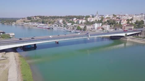 Umlaufende-4K-Luftaufnahme-Der-Branko-Brücke-Und-Des-Flusses-Im-Stadtzentrum-Von-Belgrad