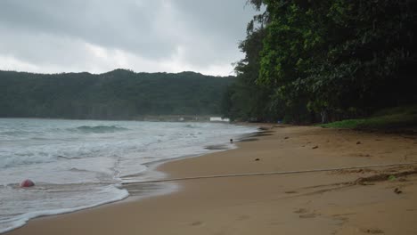 Dam-Trau-Strand-Auf-Der-Insel-Con-Dao-In-Vietnam-Und-Wellen,-Die-An-Einem-Bewölkten-Tag-In-Die-Küste-Rollen