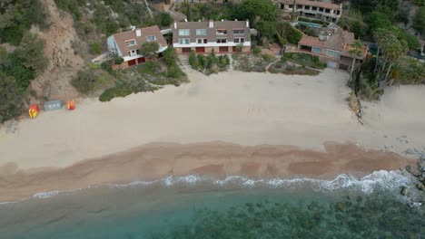 Luftbilder-Eines-Luxuriösen-Hauses-Direkt-Am-Meer-Im-Sand-An-Der-Costa-Brava-In-Girona