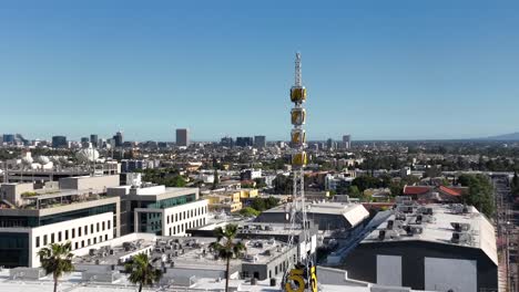 Fernsehturm-KTLA-5-Mit-Der-Skyline-Von-Los-Angeles-Im-Hintergrund-–-Aufsteigende-Antenne