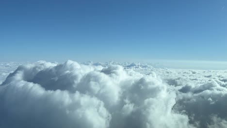 Die-Perspektive-Eines-Piloten-Eines-Stürmischen-Frühlingshimmels-Voller-Wolken,-Der-Einige-Kumuluswolken-überfliegt