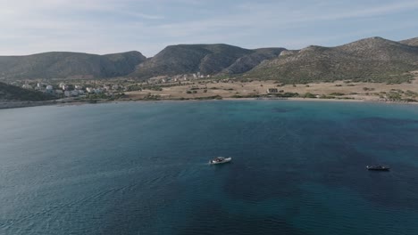 Luftaufnahme-Von-Touristenbooten,-Die-Bei-Sonnenuntergang-In-Der-Wunderschönen-Bucht-Von-Griechenland-Ankommen