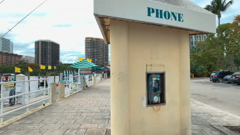 Antiguo-Teléfono-Público-En-El-Parque