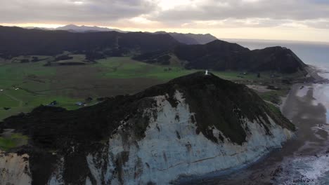 Weißer-Leuchtturm-Auf-Dem-Gipfel-Des-Berges-Im-Ostkap-Von-Neuseeland---Luftaufnahme
