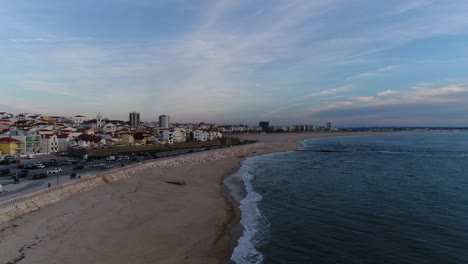 Strandfront-Auf-Portugal-Luftaufnahme