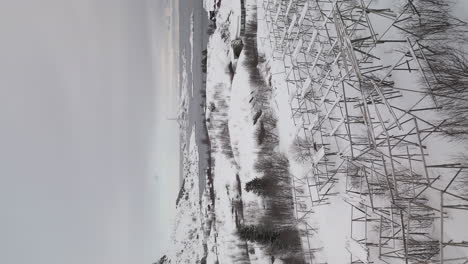 Vertikale-Aufnahme-Einer-Schneebedeckten-Winterlandschaft-Auf-Den-Lofoten,-Nordnorwegen