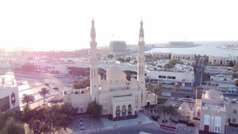 Hermosa-Mezquita-Cerca-De-La-Playa-De-La-Mer-En-Dubai