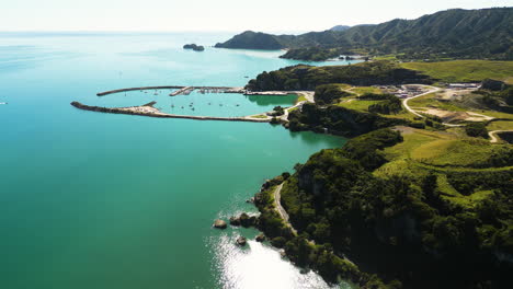 Aerial-descending-over-Golden-Bay-on-sunny-day,-New-Zealand