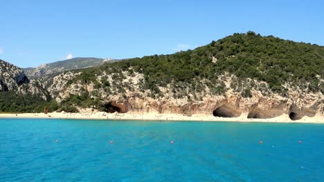 Navegando-Por-Playas-Y-Cueva-Natural-En-Sardaigna