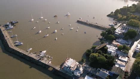 Antenne-Des-Hafens-Mit-Segelboot,-Das-In-Der-Bucht-In-Colonia-Del-Sacramento,-Uruguay,-Festgemacht-Ist