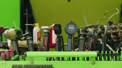 Autoreparatur-Werkzeugkasten,-Schön-Ausgerichtet-In-Einer-Grünen-Garage