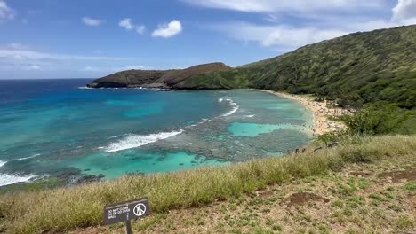 Hanauma-Bay,-Top-Tourist-Attraction-Snorkeling-Destination-In-Oahu,-Honolulu,-Hawaii