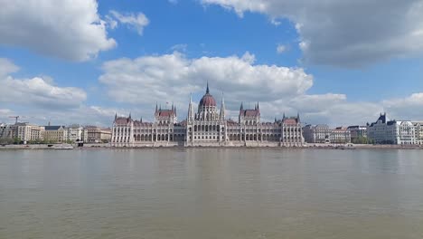 Video-De-Lapso-De-Tiempo:-El-Edificio-Del-Parlamento-Húngaro-En-Budapest,-Hungría