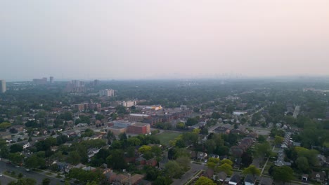 Die-Skyline-Der-Stadt-Toronto-Wird-Von-Starkem-Waldbrandrauch-Verdeckt,-Der-Durch-Waldbrände-Verursacht-Wird,-Die-Durch-Die-Globale-Erwärmung-Und-Den-Klimawandel-Verursacht-Werden