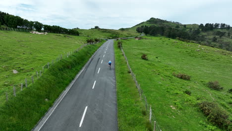 Paseo-Solitario-En-Bicicleta-Por-La-Carretera-Rural-En-España,-Vista-Aérea-De-Drones