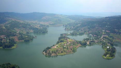 Luftaufnahme-Von-Nebligen-Inseln-Und-Dörfern-Im-Bunyonyi-See,-Uganda,-Afrika