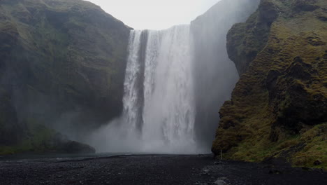 Schönes-Zeitlupenpanorama-Des-Skógafoss-Wasserfalls-In-Island