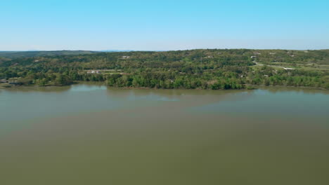 Ruhiges-Wasser-Des-Lake-Dardanelle,-Umgeben-Von-üppiger-Landschaft-In-Arkansas,-USA